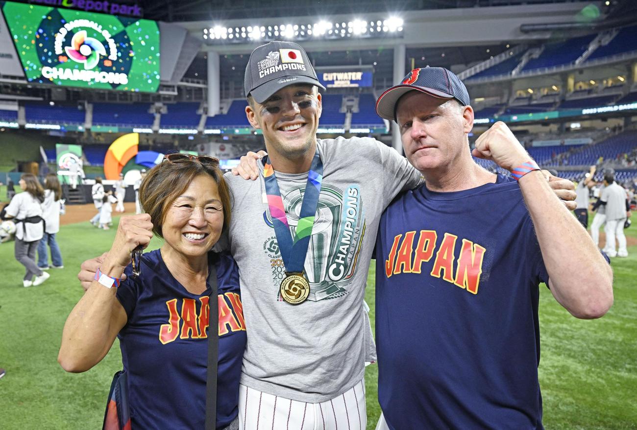 記念写真に納まる（左から）母久美子さん、ヌートバー、父チャーリーさん（共同）