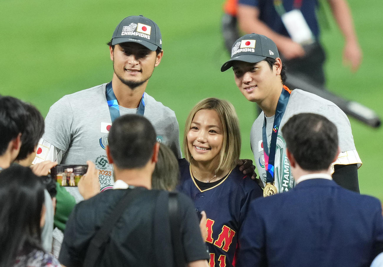 世界一を決め、大谷（右）と記念写真に納まるダルビッシュ（左）と聖子夫人（撮影・菅敏）