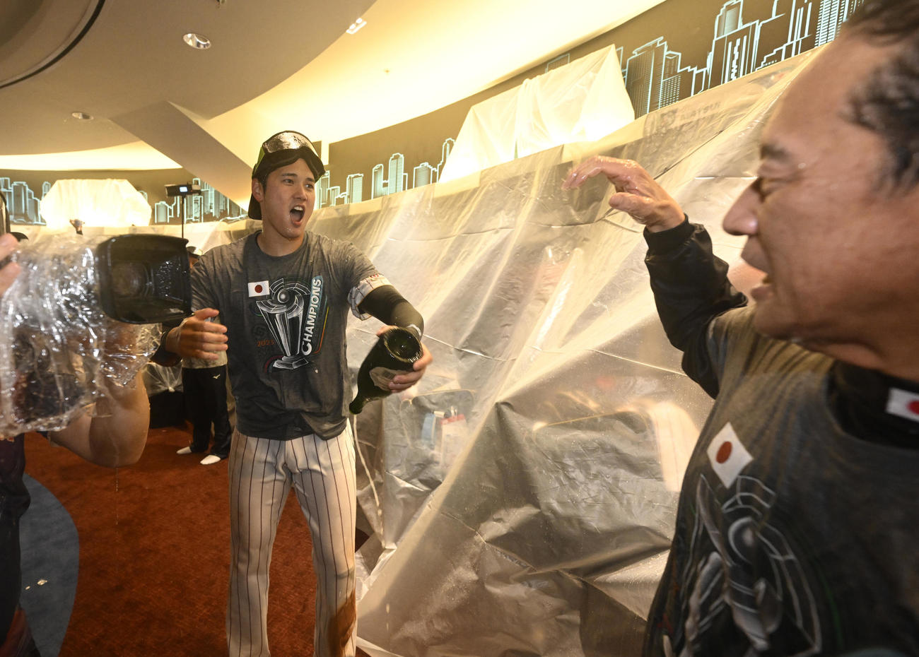 試合後のビールかけを楽しむ大谷（左）と栗山監督