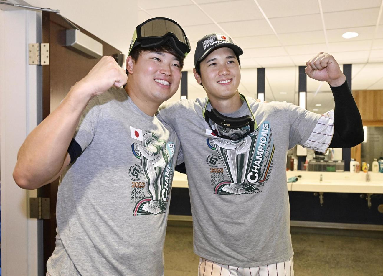 シャンパンファイト前に記念撮影する大谷（右）と村上（代表撮影）