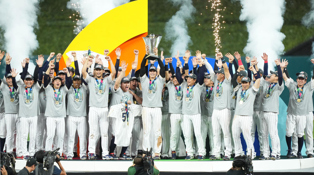 世界一を決め、喜ぶ日本の選手たち（撮影・菅敏）