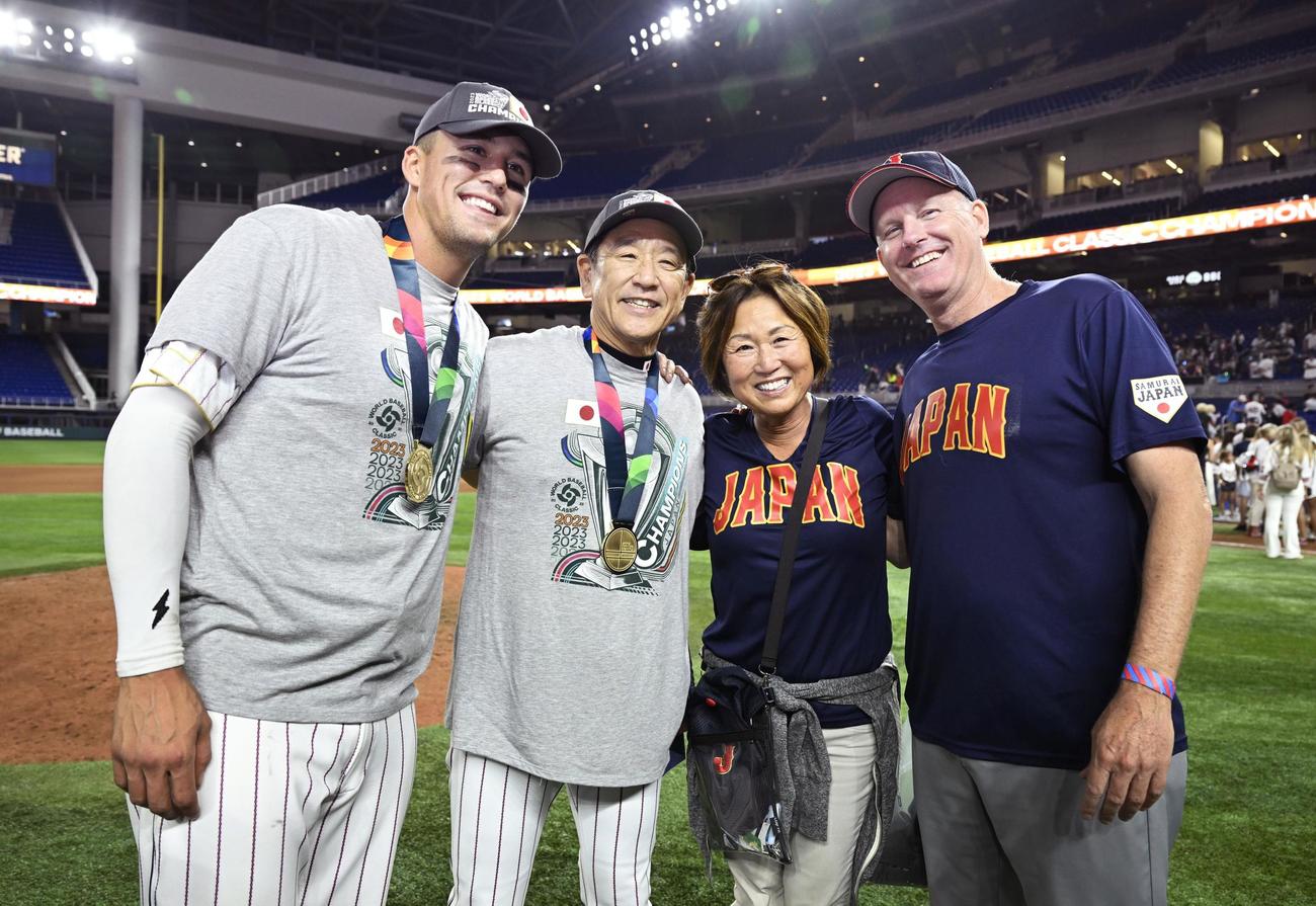 優勝し記念写真に納まる、左からヌートバー、栗山監督、ヌートバーの母久美子さん、父チャーリーさん（共同）