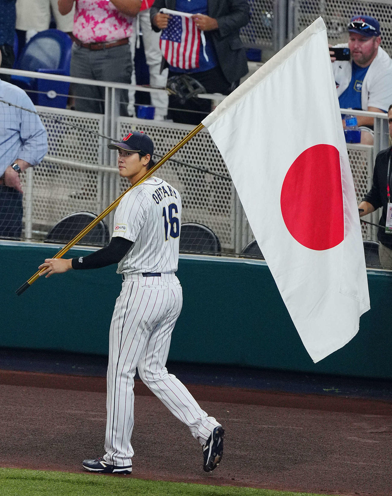 日本対米国　試合前、日の丸を手に先頭で入場する大谷（撮影・垰建太）