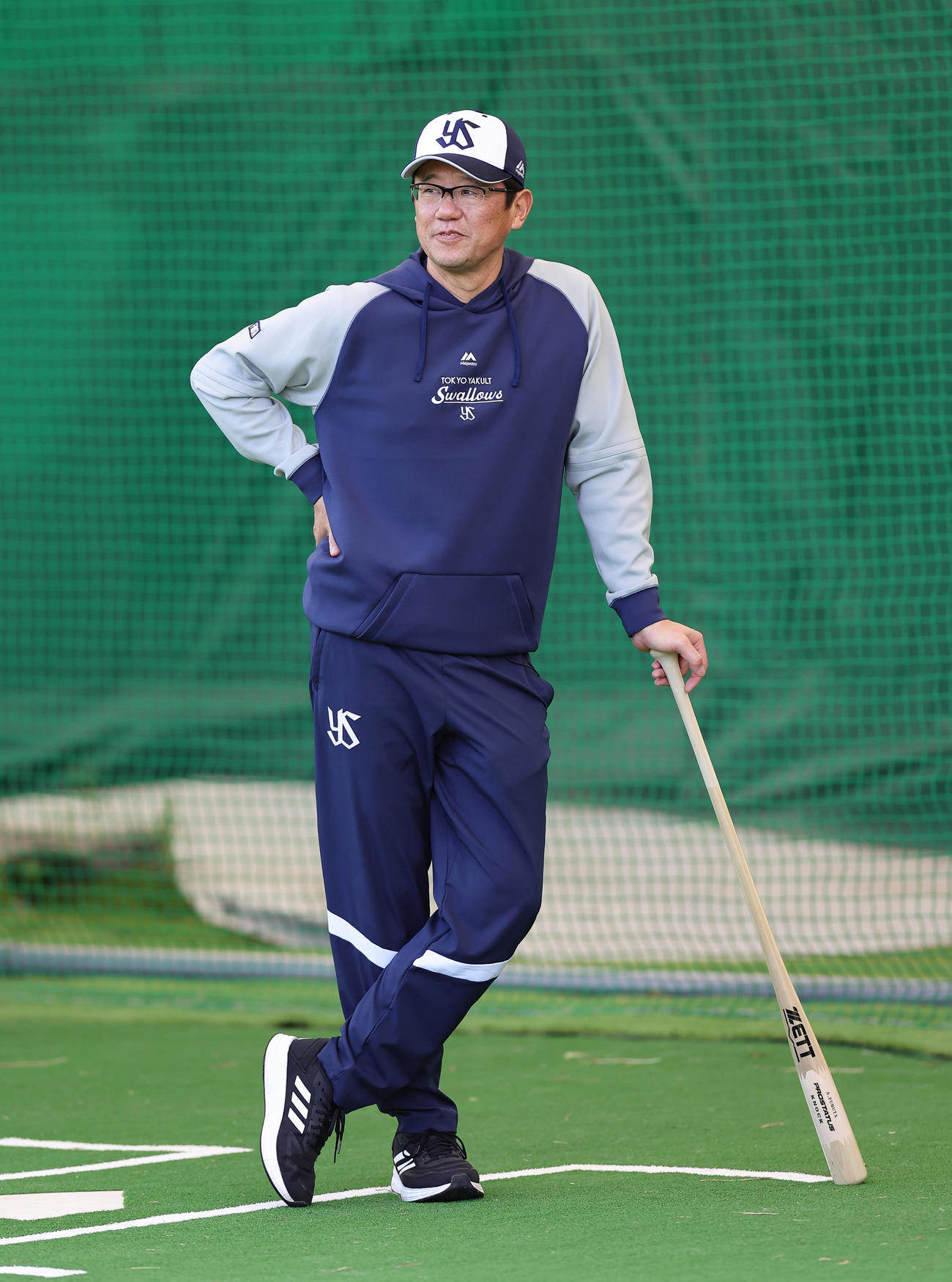 練習を見つめるヤクルト古田臨時コーチ（2023年2月7日撮影）