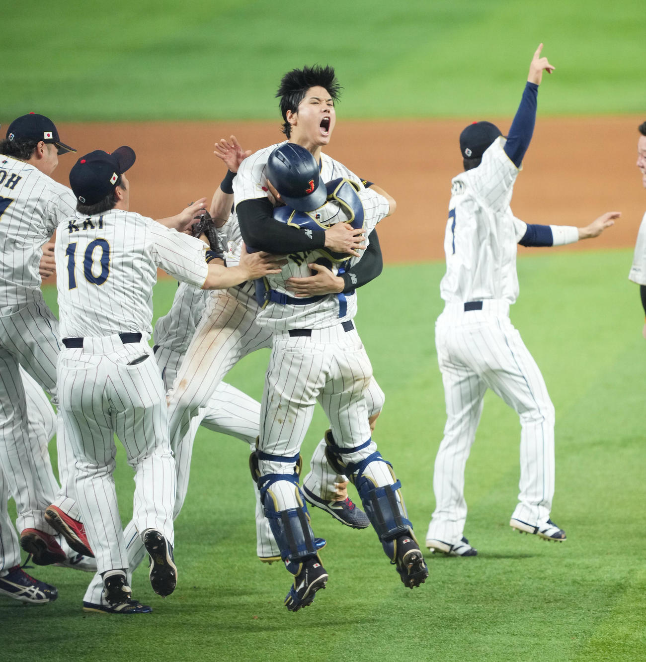 世界一を決め、捕手中村悠平と抱き合う大谷（中央）（撮影・菅敏）
