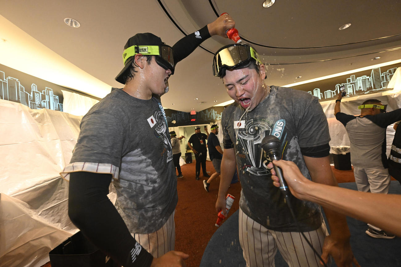試合後のビールかけを楽しむ大谷（左）と村上