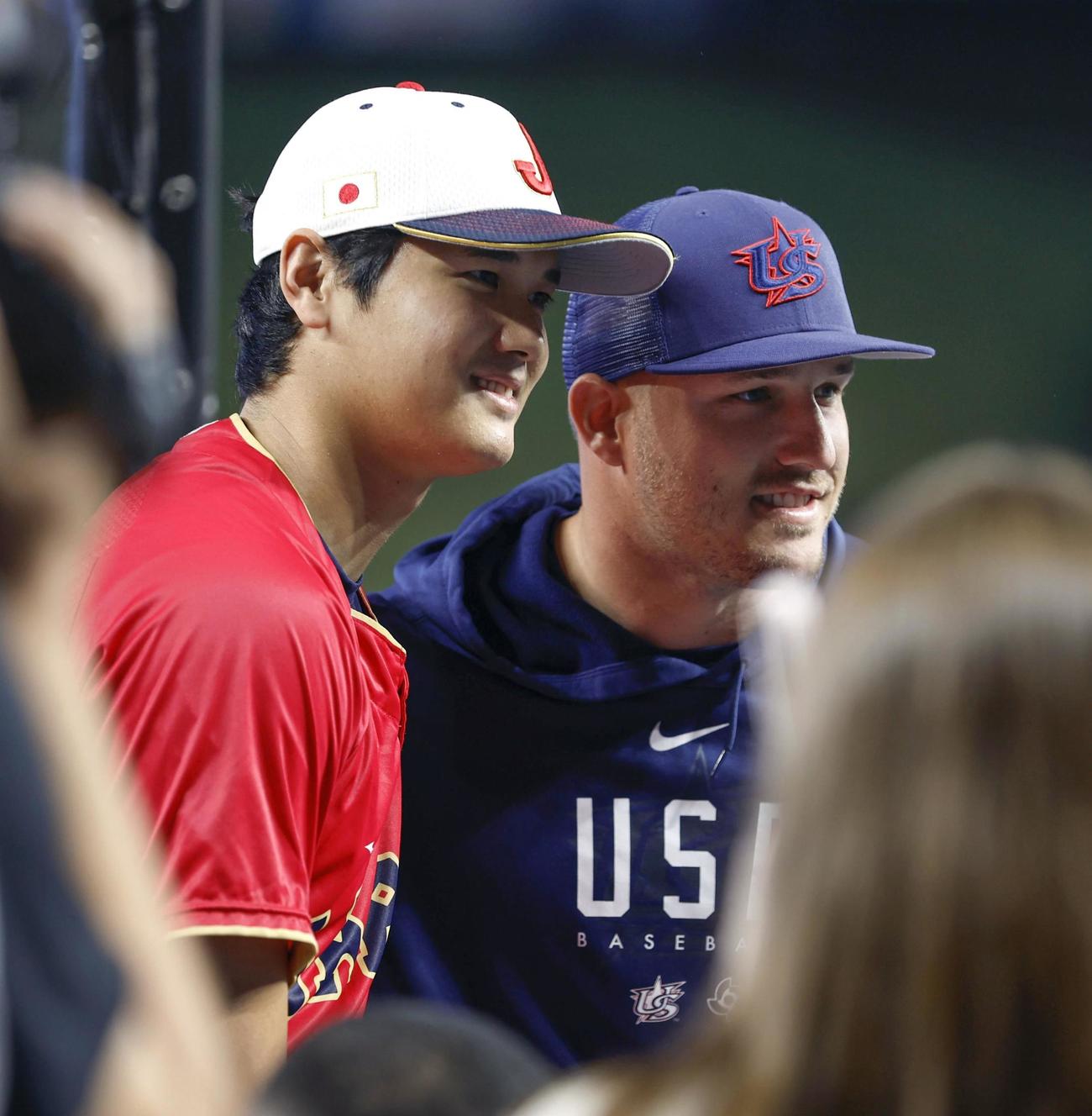 試合前、米国のトラウト（右）と記念撮影する大谷（共同）
