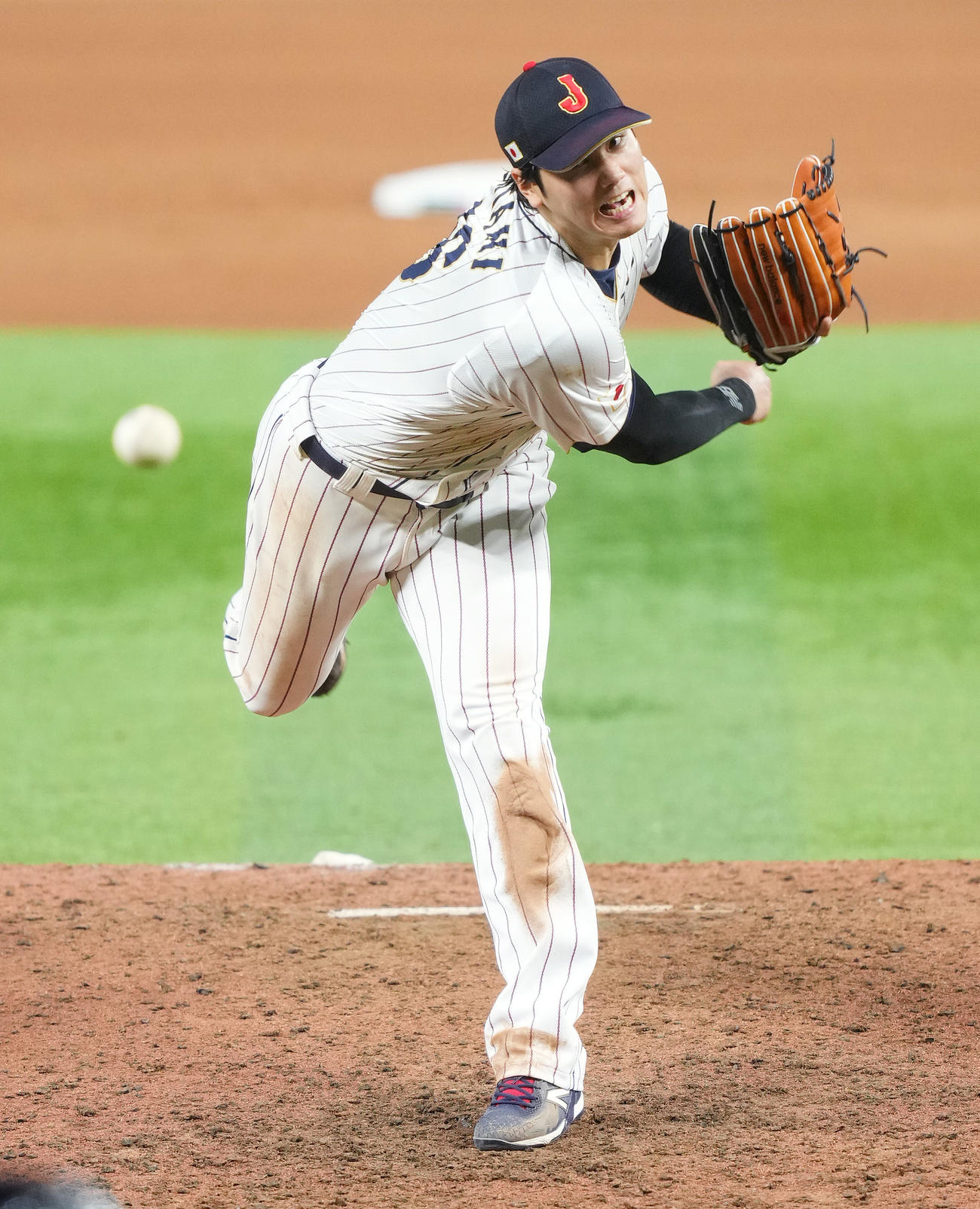 日本対米国　9回、マウンドに上がり、ドロドロのユニホーム姿で力投する大谷（撮影・菅敏）