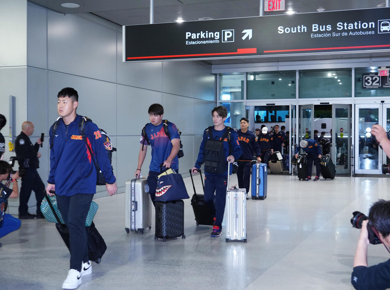 WBC優勝から一夜明け、マイアミ国際空港から帰国する日本代表の、左から岡本、村上、周東、中村ら（撮影・菅敏）