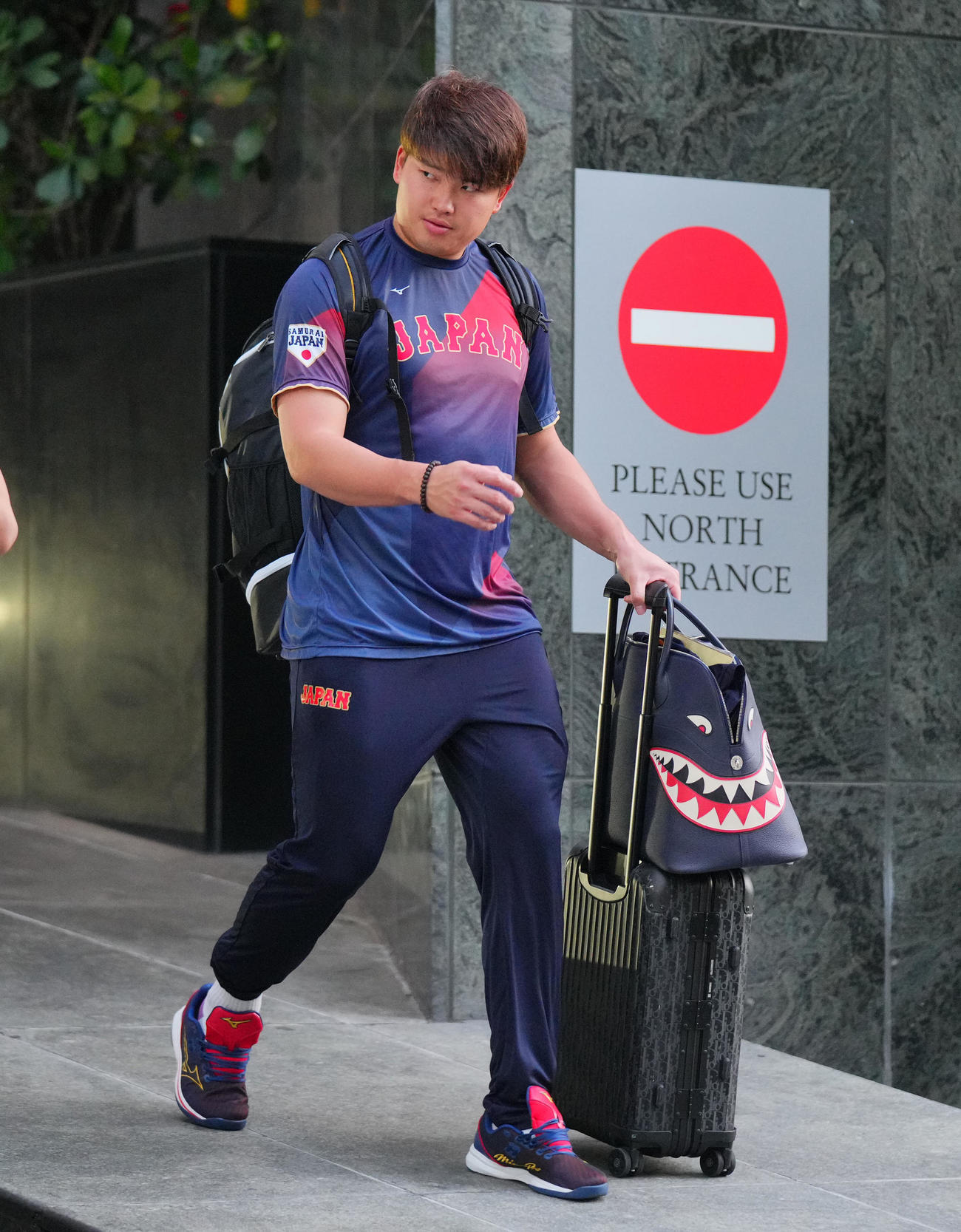 ホテルから空港へ向かう村上（撮影・垰建太）