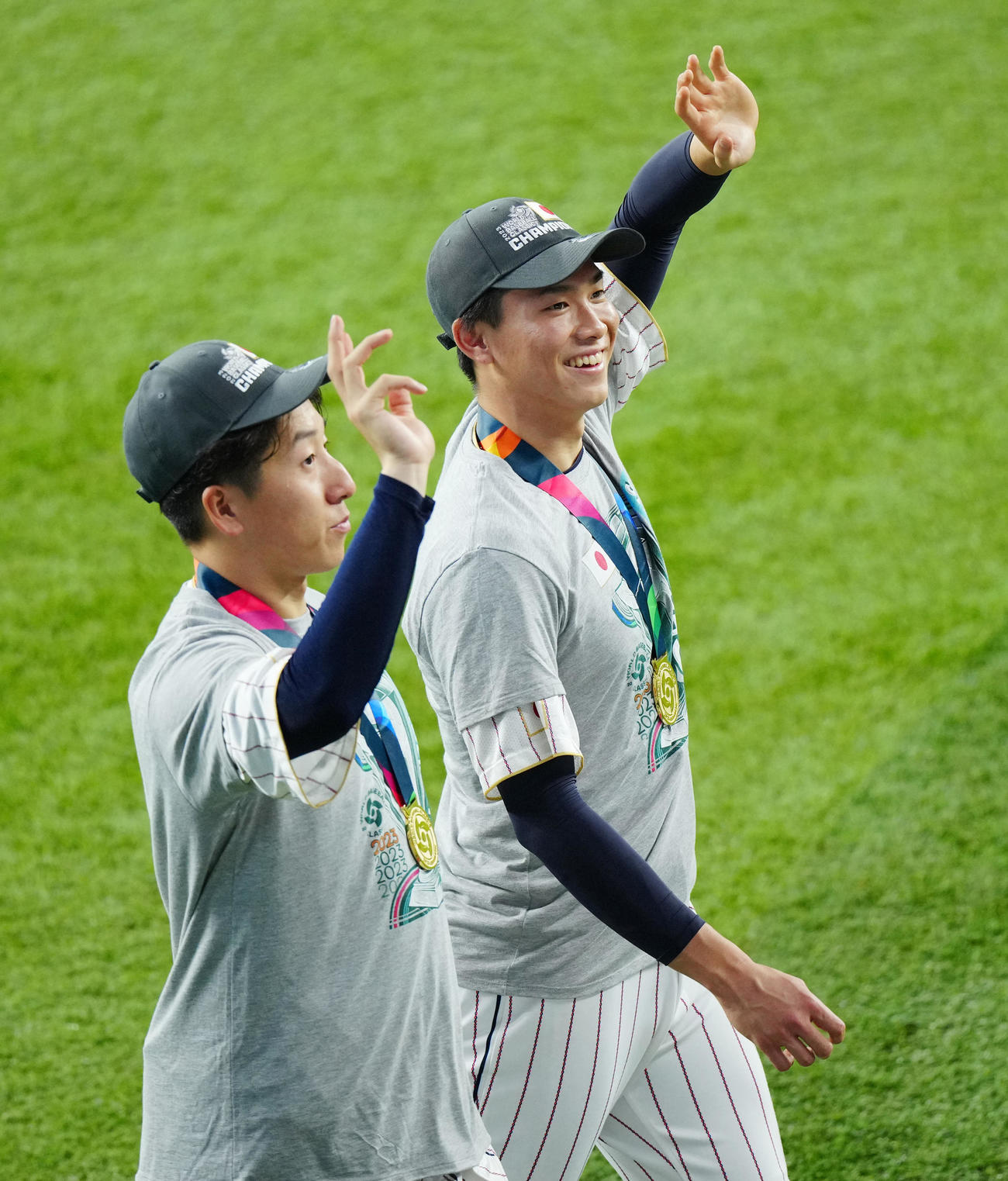 日本対米国　優勝し笑顔でファンに手を振る湯浅（右）と大勢（撮影・垰建太）