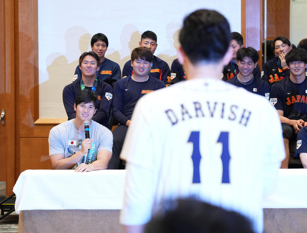 世界一を決め会見で杉谷氏（手前）の質問に答える大谷（左下）（撮影・菅敏）