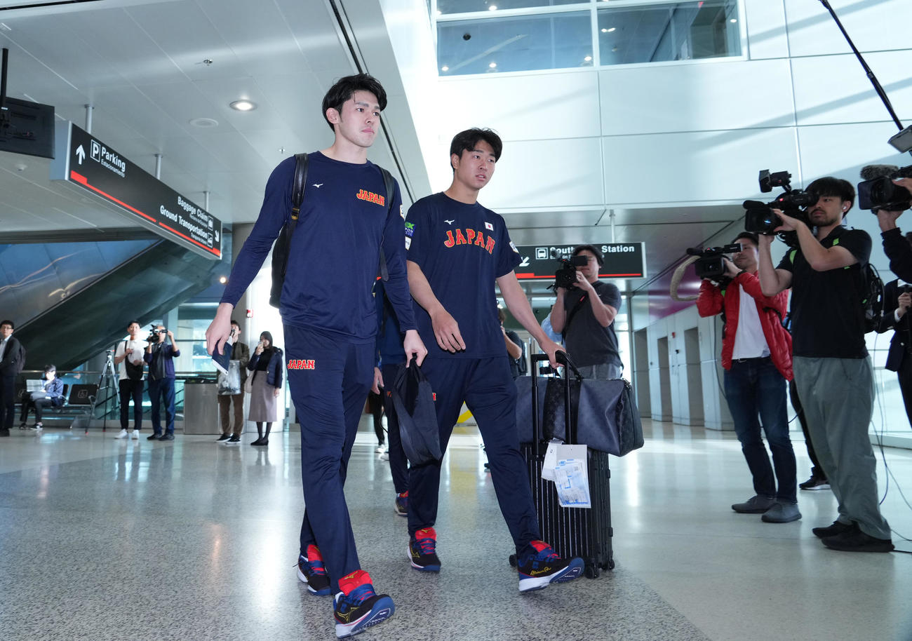 WBC優勝から一夜明け、マイアミ国際空港から帰国する佐々木（左）と高橋宏（撮影・菅敏）