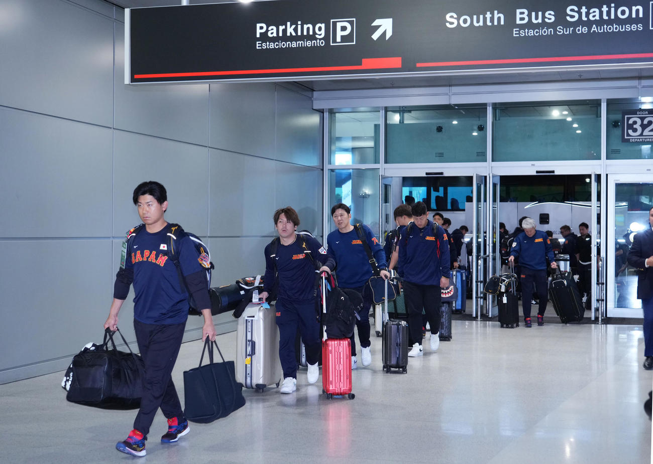 WBC優勝から一夜明け、マイアミ国際空港から帰国する今永（左）、甲斐（同2人目）ら日本代表（撮影・菅敏）