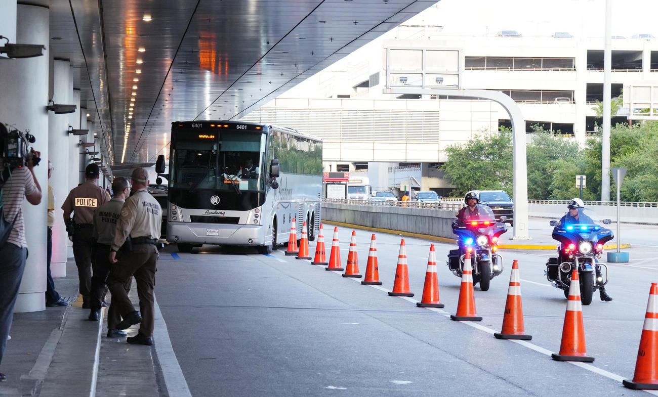 WBC優勝から一夜明け、ホテルから白バイを先導させマイアミ国際空港に到着する日本の選手や関係者を乗せたバス（撮影・菅敏）