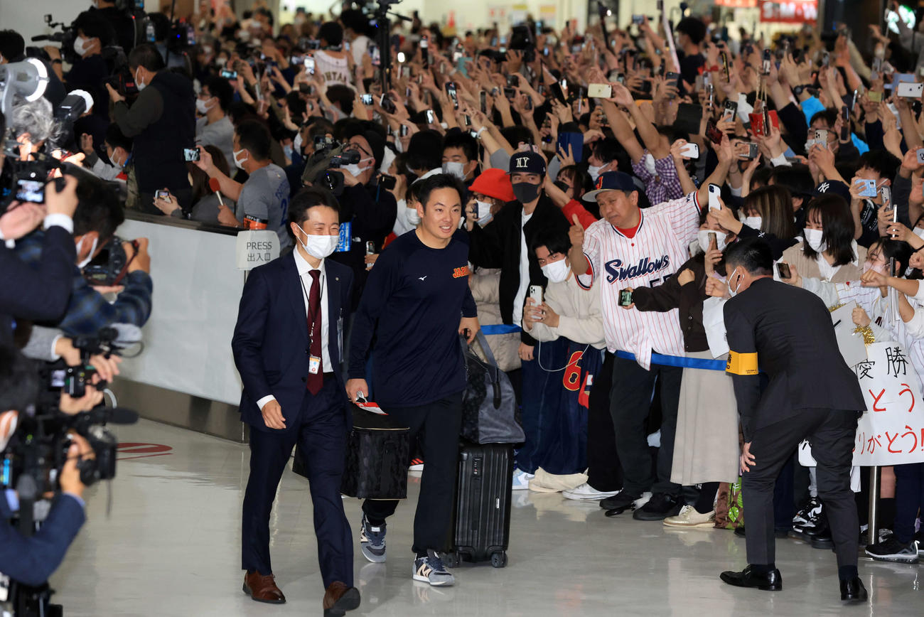 大勢のファンが待つ中、帰国した日本代表の松井（中央）（撮影・浅見桂子）