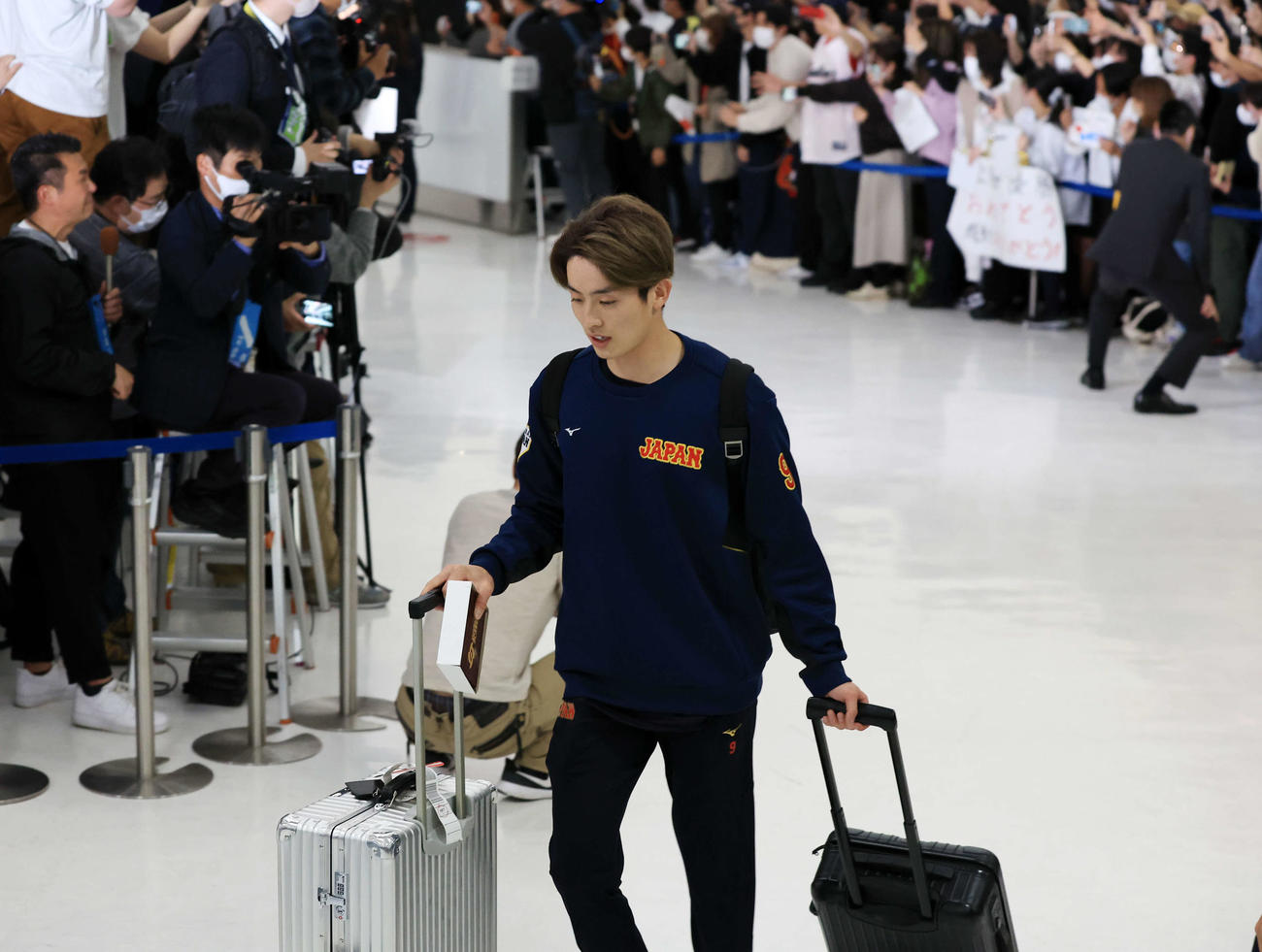 大勢のファンが待つ中、帰国した日本代表の周東（撮影・浅見桂子）
