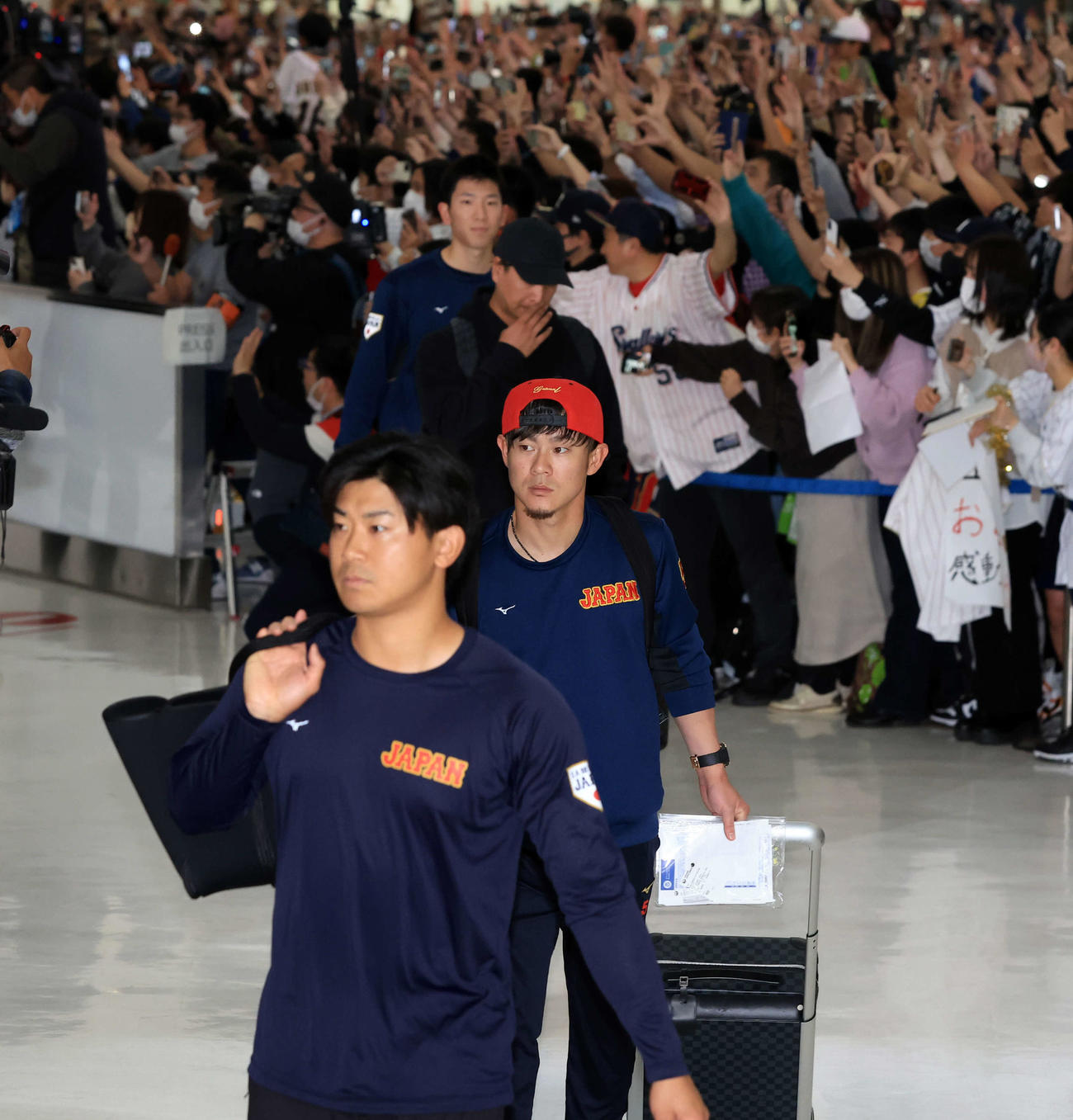 大勢のファンが待つ中、帰国した侍ジャパンの、手前から今永、牧原、宇田川、戸郷（撮影・浅見桂子）