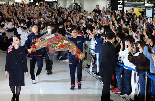 大勢のファンが待ち受ける中、凱旋帰国した侍ジャパンの栗山監督（中央）。左は中村（撮影・浅見桂子）