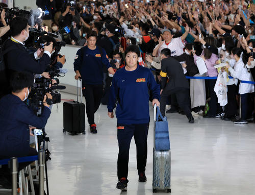 大勢のファンが待つ中、帰国した日本代表の山田（中央）（撮影・浅見桂子）