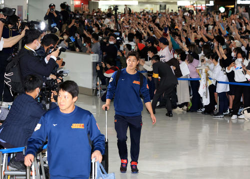 大勢のファンが待つ中、帰国した日本代表の高橋（中央）（撮影・浅見桂子）