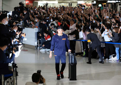 大勢のファンが待つ中、帰国した日本代表の伊藤（中央）（撮影・浅見桂子）
