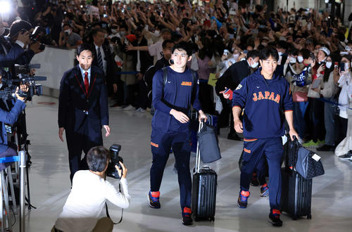大勢のファンが待つ中、帰国した日本代表の佐々木（中央）と高橋宏（右）（撮影・浅見桂子）