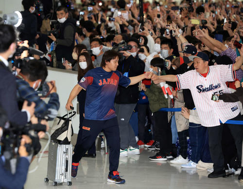 大勢のファンが待つ中、帰国した日本代表の宮城（中央）はファンとグータッチ（撮影・浅見桂子）