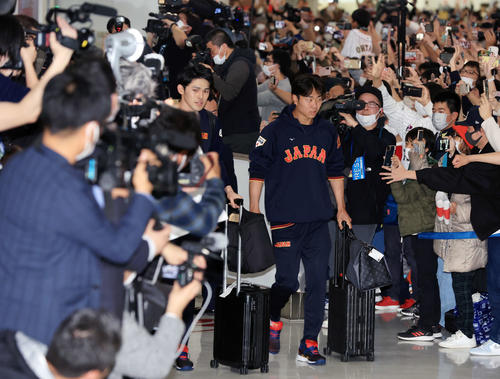 大勢のファンが待つ中、帰国した日本代表の佐々木（中央左）と高橋宏（同右）（撮影・浅見桂子）