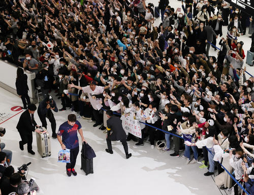 帰国し、大勢のファンの出迎えを受ける日本の村上（左）（撮影・足立雅史）