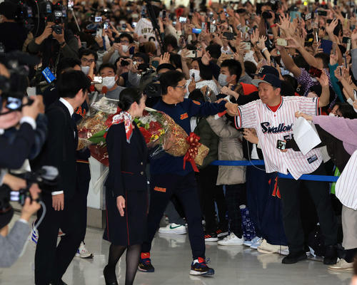 大勢のファンが待つ中、帰国した日本代表の栗山監督（中央）はファンとグータッチ（撮影・浅見桂子）