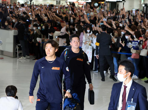 大勢のファンが待つ中、帰国した日本代表の山本（手前）と牧（撮影・浅見桂子）