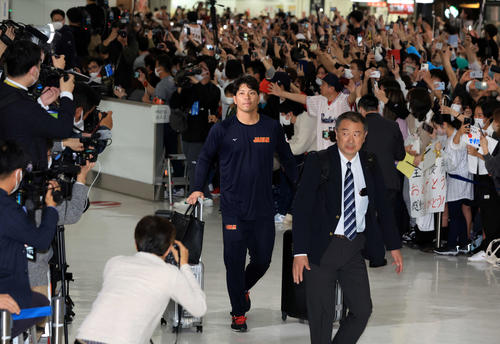 大勢のファンが待つ中、帰国した日本代表の大城（中央）（撮影・浅見桂子）