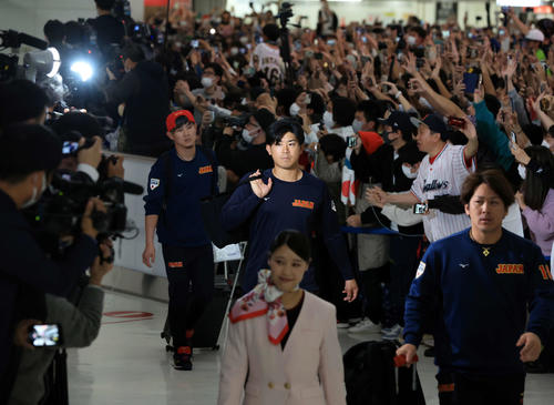 大勢のファンが待つ中、帰国した日本代表の今永（中央）。手前は甲斐（撮影・浅見桂子）