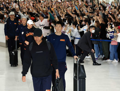 大勢のファンが待つ中、帰国した日本代表の戸郷（中央）（撮影・浅見桂子）