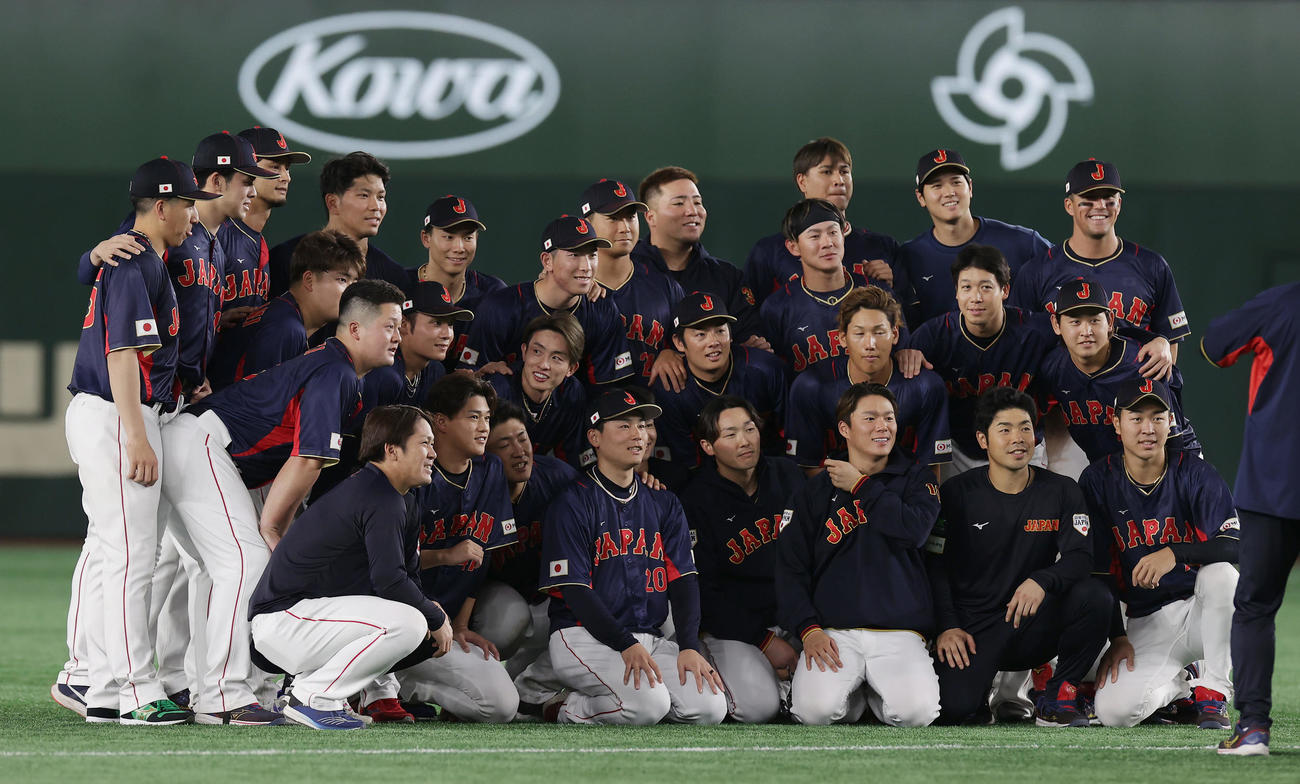 日本対オーストラリア　試合後、前列の栗林を中心に記念撮影する日本ナイン（23年3月12日）