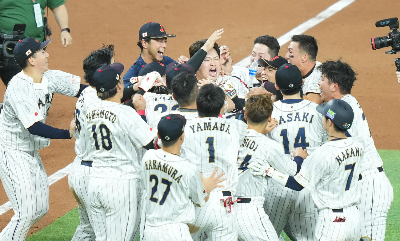 日本対メキシコ　9回裏日本無死一、二塁、サヨナラの逆転2点適時二塁打を放ち、歓喜の輪の中で雄たけびを上げる村上（中央）（2023年3月20日撮影）