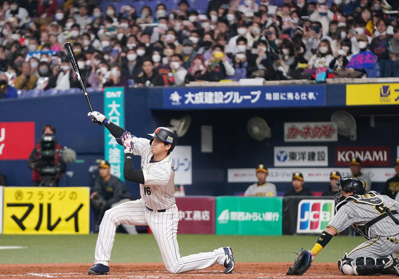 阪神対侍ジャパン　3回表侍ジャパン2死一、二塁、左ひざを付きながら中越えに3点本塁打を放つ大谷（2023年3月6日撮影）