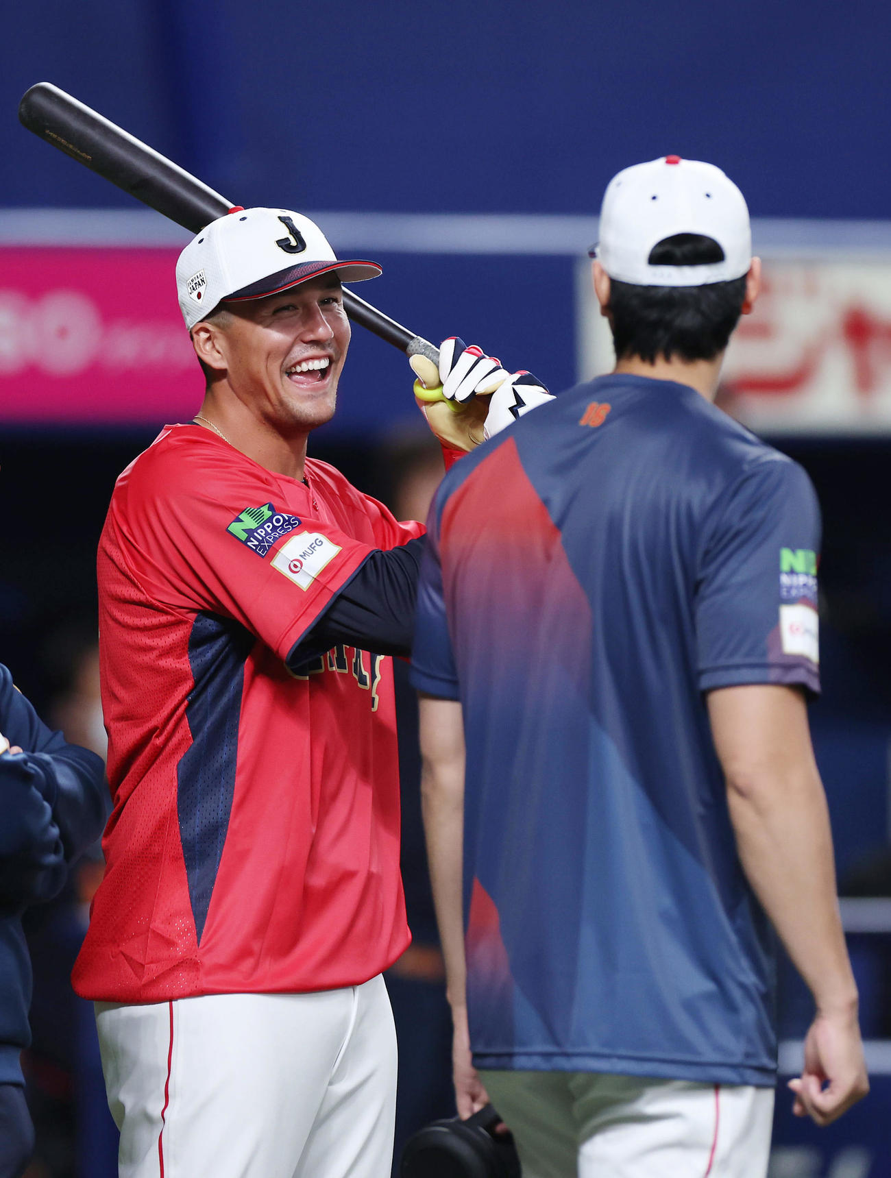 中日対侍ジャパン　試合前練習で大谷（右）と言葉を交わし笑顔を見せるヌートバー（2023年3月3日撮影）