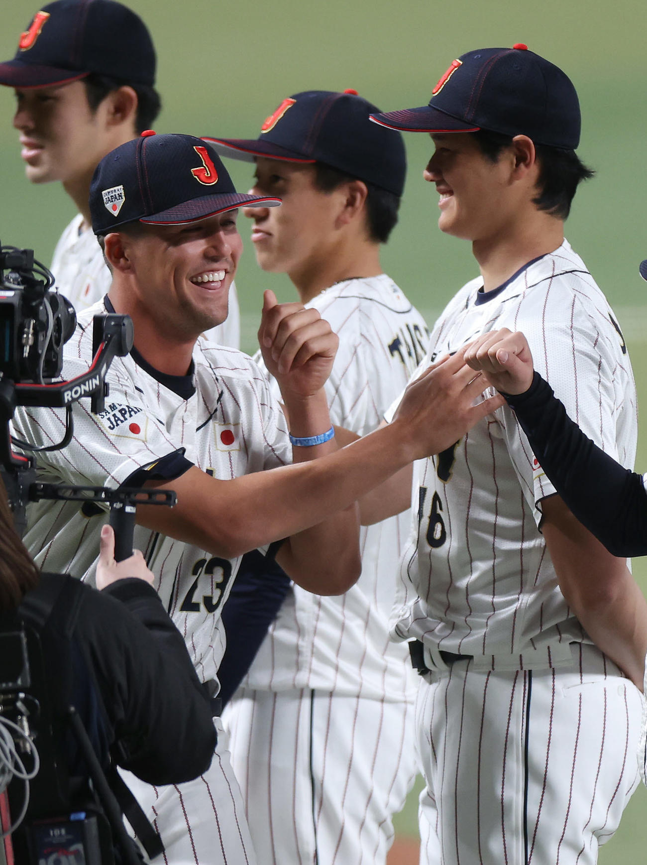 侍ジャパン対中日　大谷（右）らとタッチを交わし笑顔で入場するヌートバー（左から2人目）（2023年3月3日撮影）