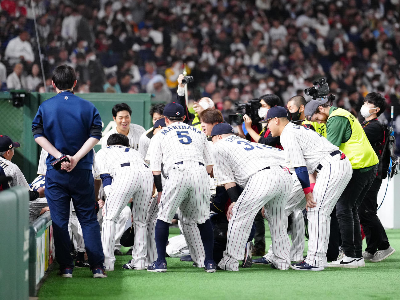 日本対イタリア　試合前、ベンチ前で円陣を組む侍ジャパンの選手たち（2023年3月16日撮影）
