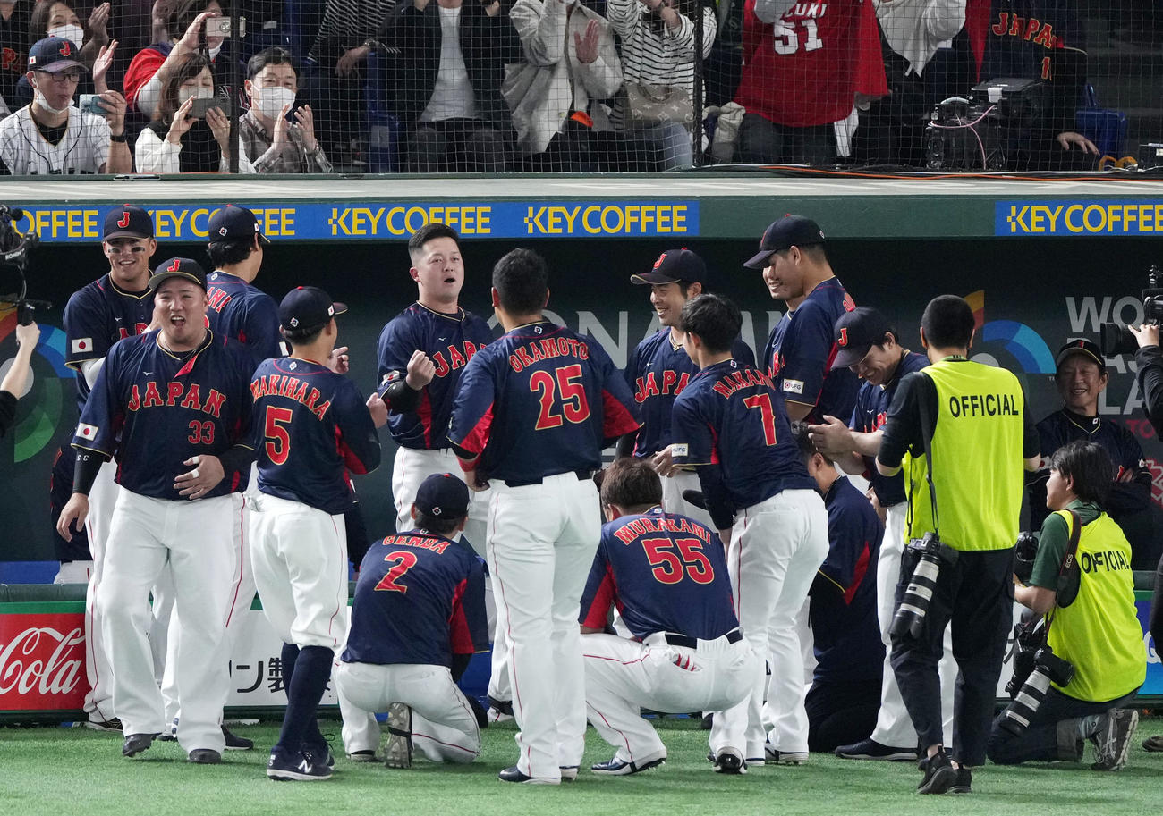 日本対オーストラリア　牧を中心に円陣を組む日本ナイン（2023年3月12日撮影）