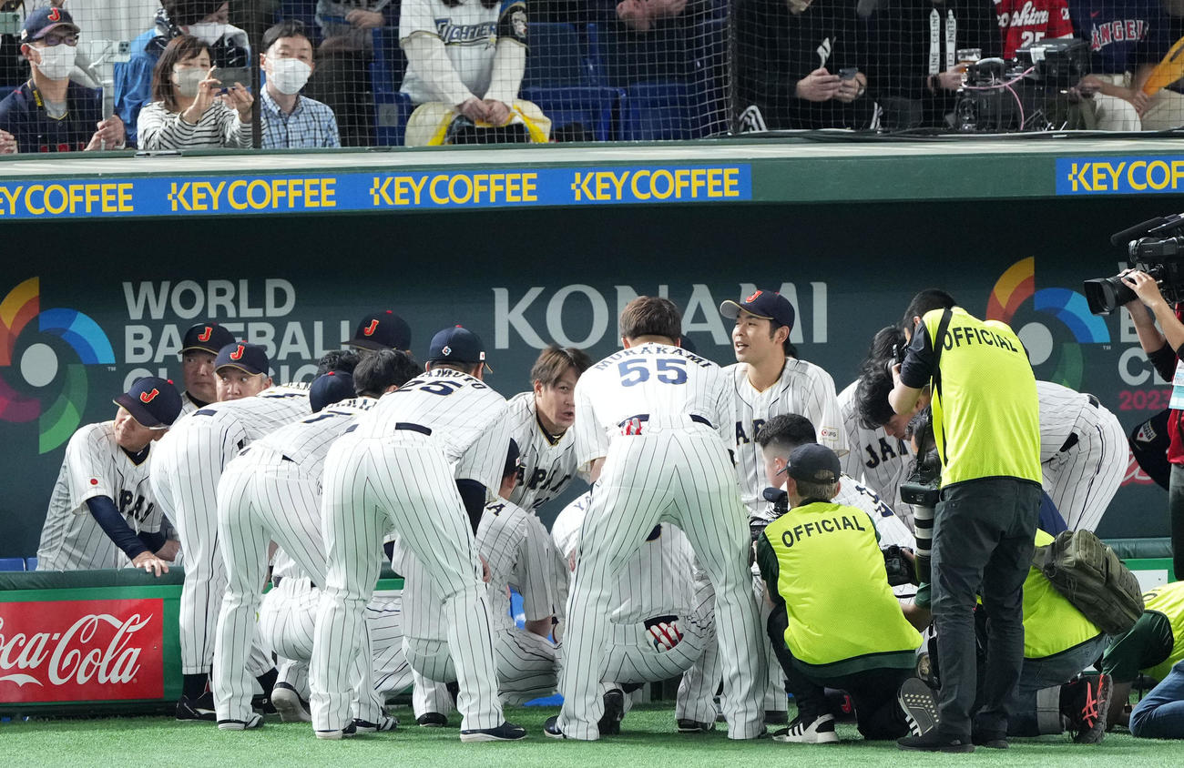 日本対チェコ　甲斐拓也中心に円陣を組む日本ナイン（2023年3月11日撮影）