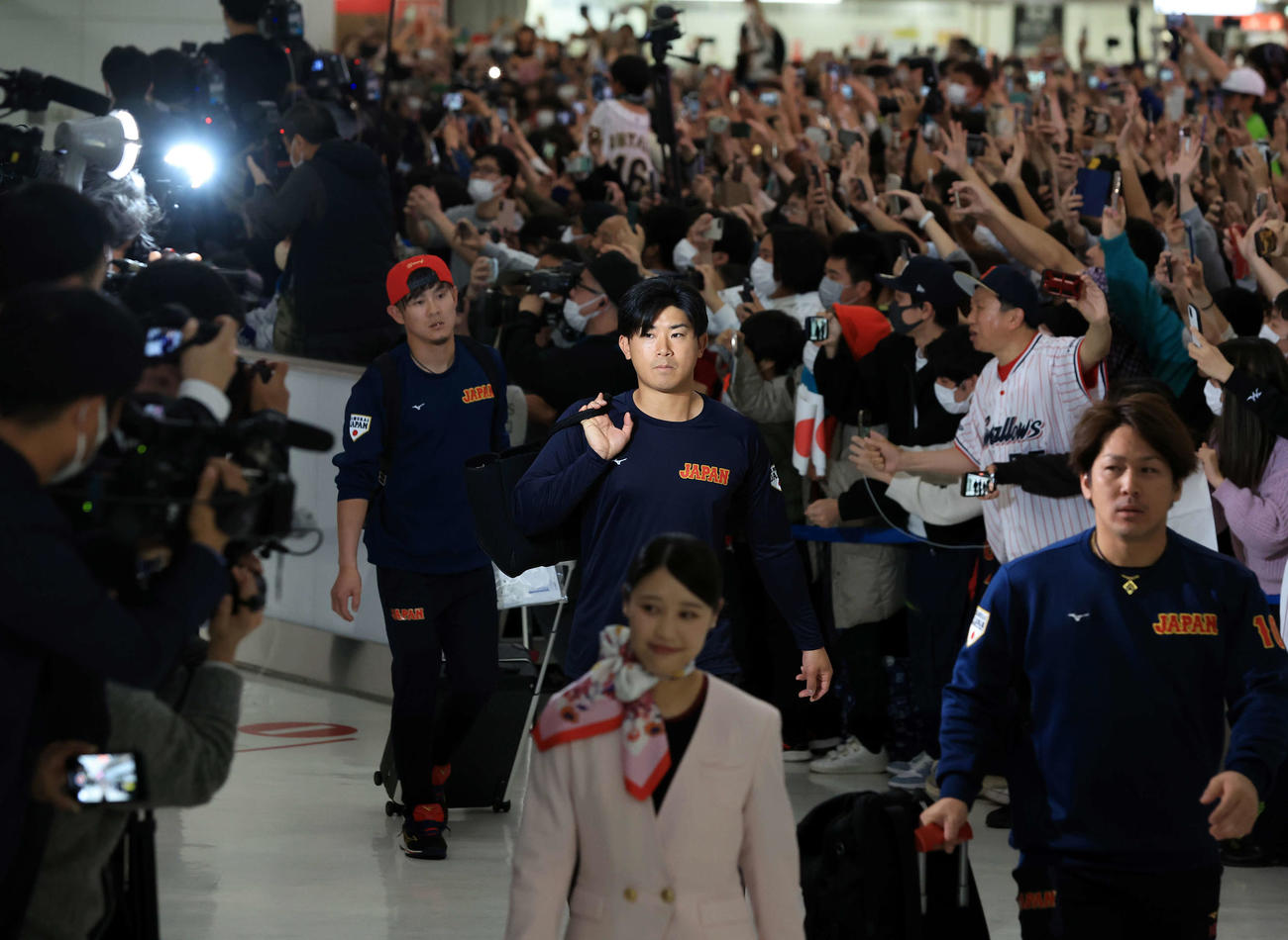大勢のファンが待つ中、帰国した日本代表の今永（中央）。手前は甲斐（撮影・浅見桂子）