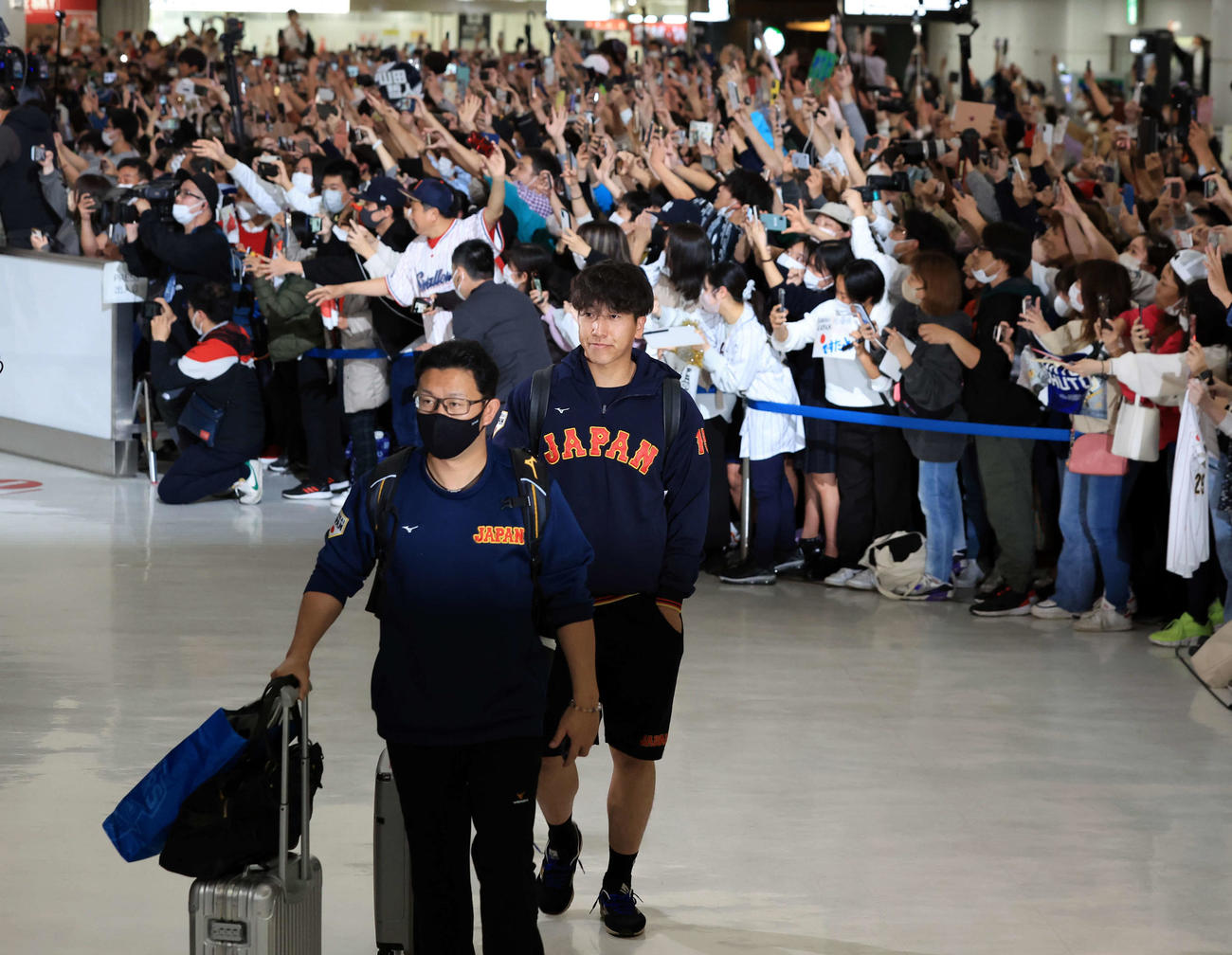 大勢のファンが待つ中、帰国した日本代表の大勢（中央）（撮影・浅見桂子）