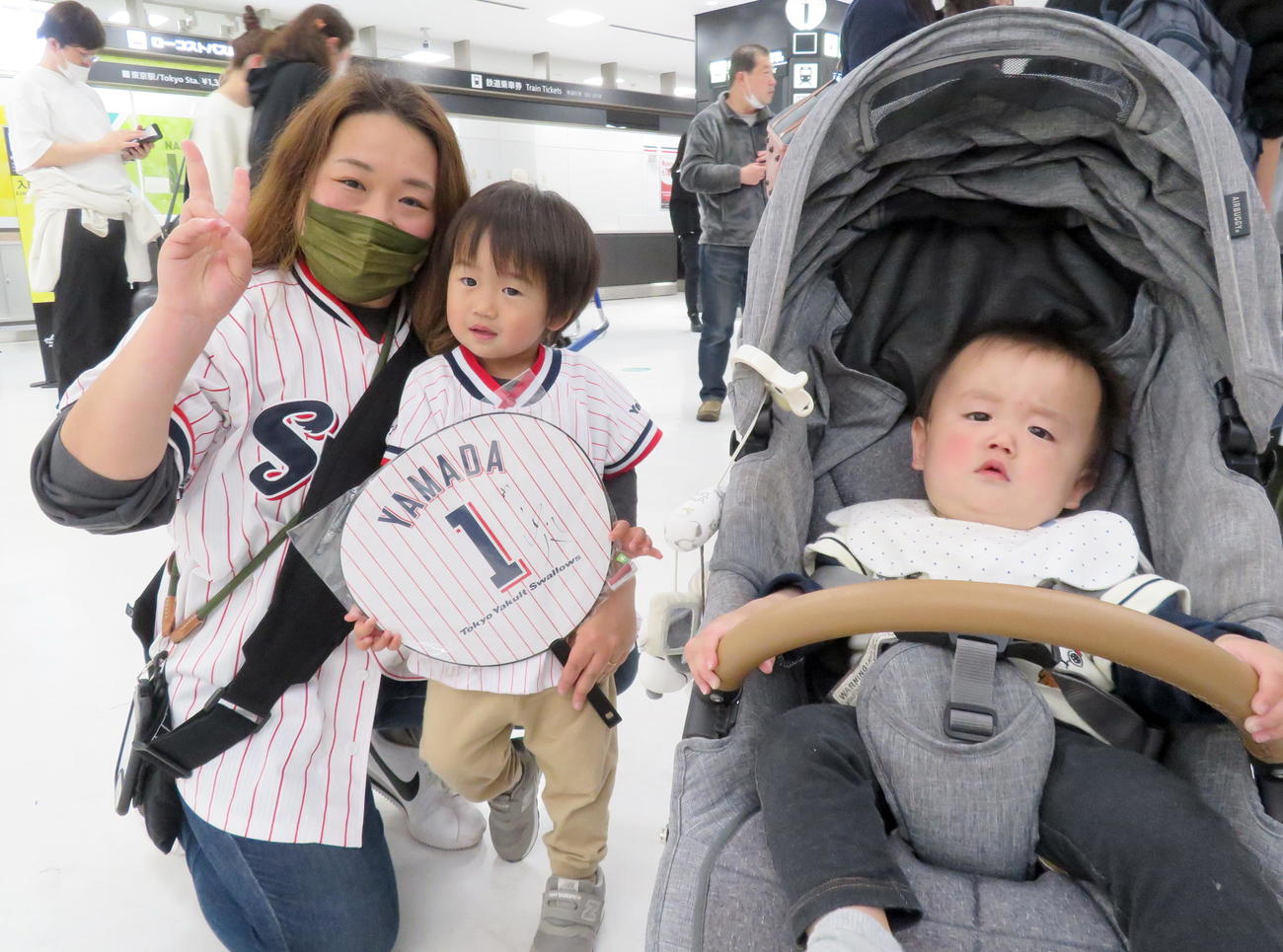 侍ジャパンの到着を笑顔で出迎えるヤクルトファンの海野一家。左から千夏さん、瑠郁くん、波瑠くん（撮影・鎌田直秀）