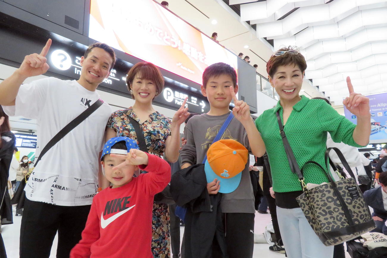 侍ジャパンの到着を笑顔で出迎える風間幸子さん（右端）ら風間一家（撮影・鎌田直秀）