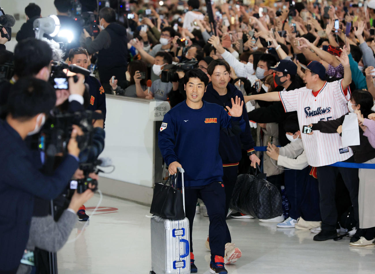 大勢のファンが待つ中、帰国した日本代表の近藤（中央）と源田（撮影・浅見桂子）
