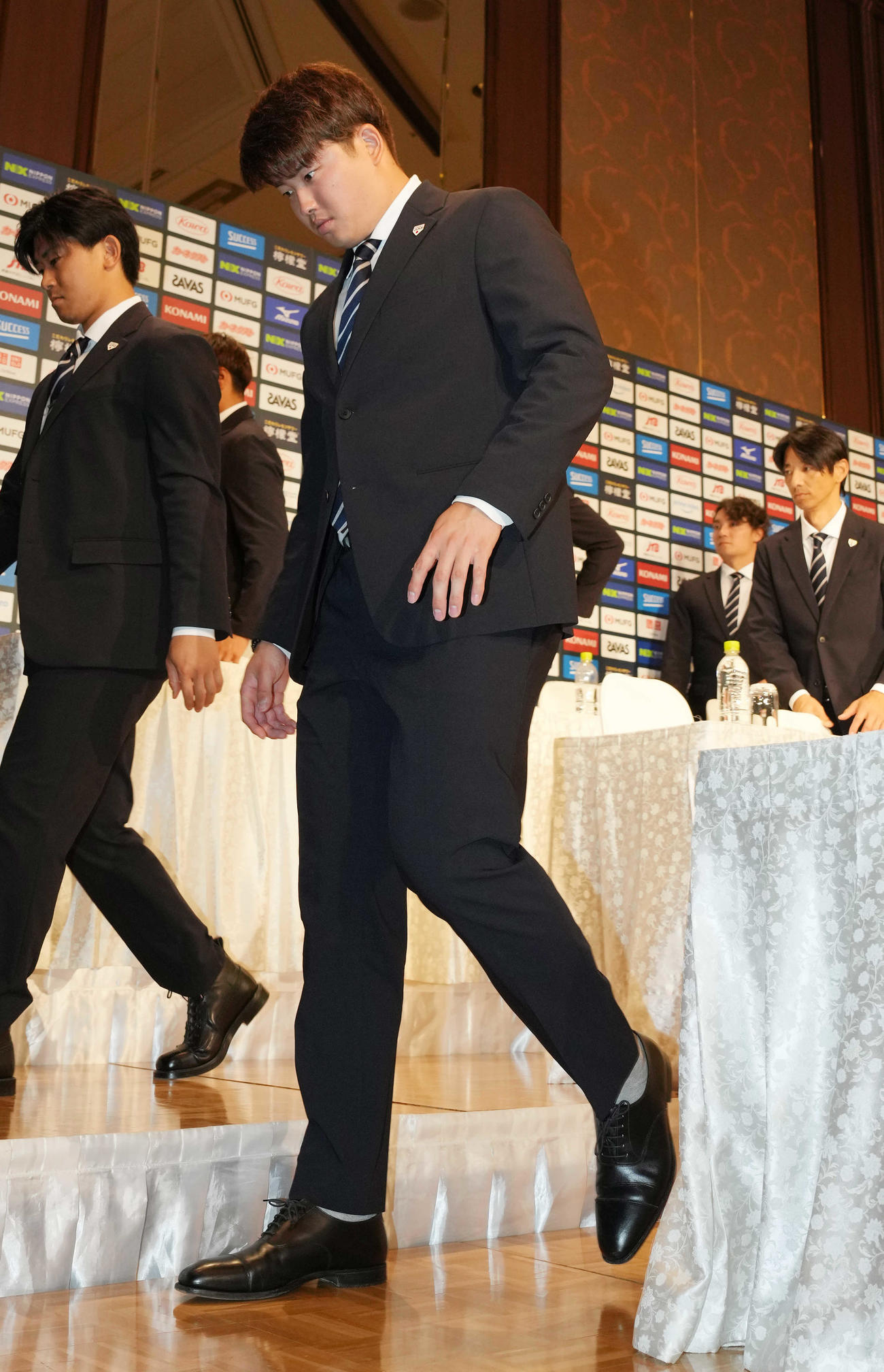 会見を終え引き揚げる村上（撮影・鈴木みどり）