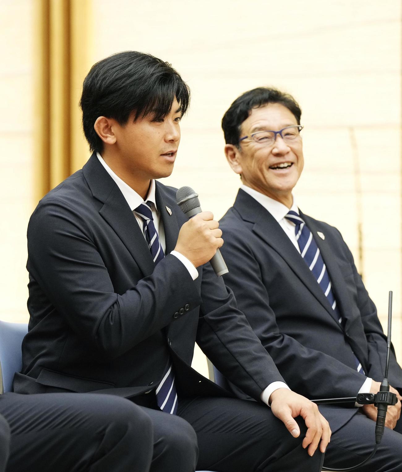 岸田首相と面会し、質問に答えるWBC日本代表の今永昇太。右は栗山英樹監督（共同）